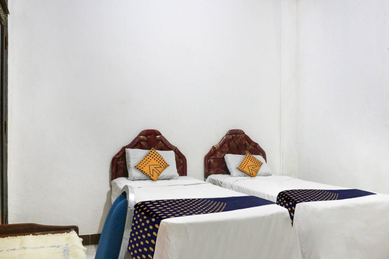 Spot On 91212 Hotel Kelimutu Kupang  Exterior photo